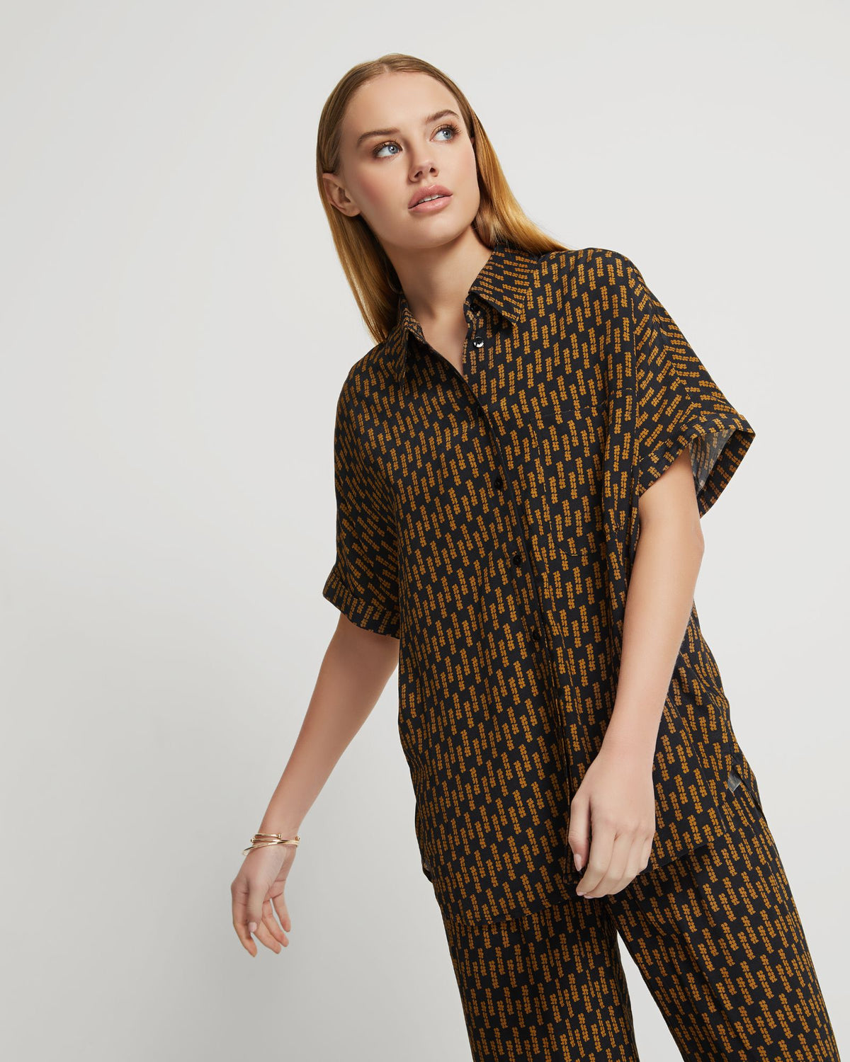 JASMINE PRINTED SHORT SLEEVE SHIRT WOMENS SHIRTS